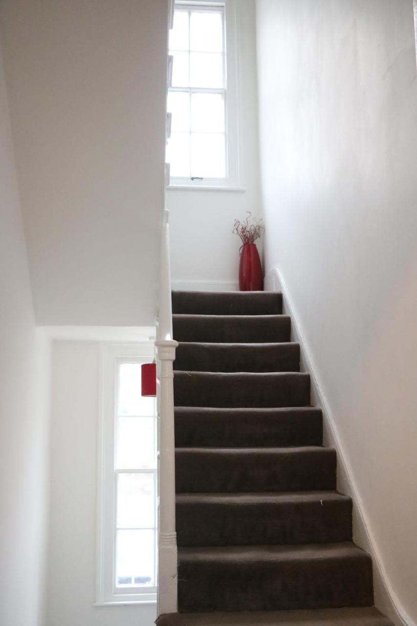 Victoria style flat near Victoria station Apartment Londra Exterior foto