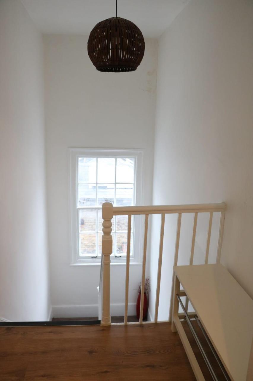 Victoria style flat near Victoria station Apartment Londra Exterior foto