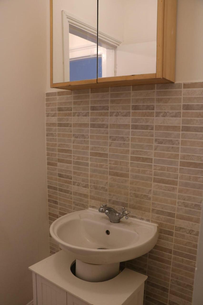 Victoria style flat near Victoria station Apartment Londra Exterior foto
