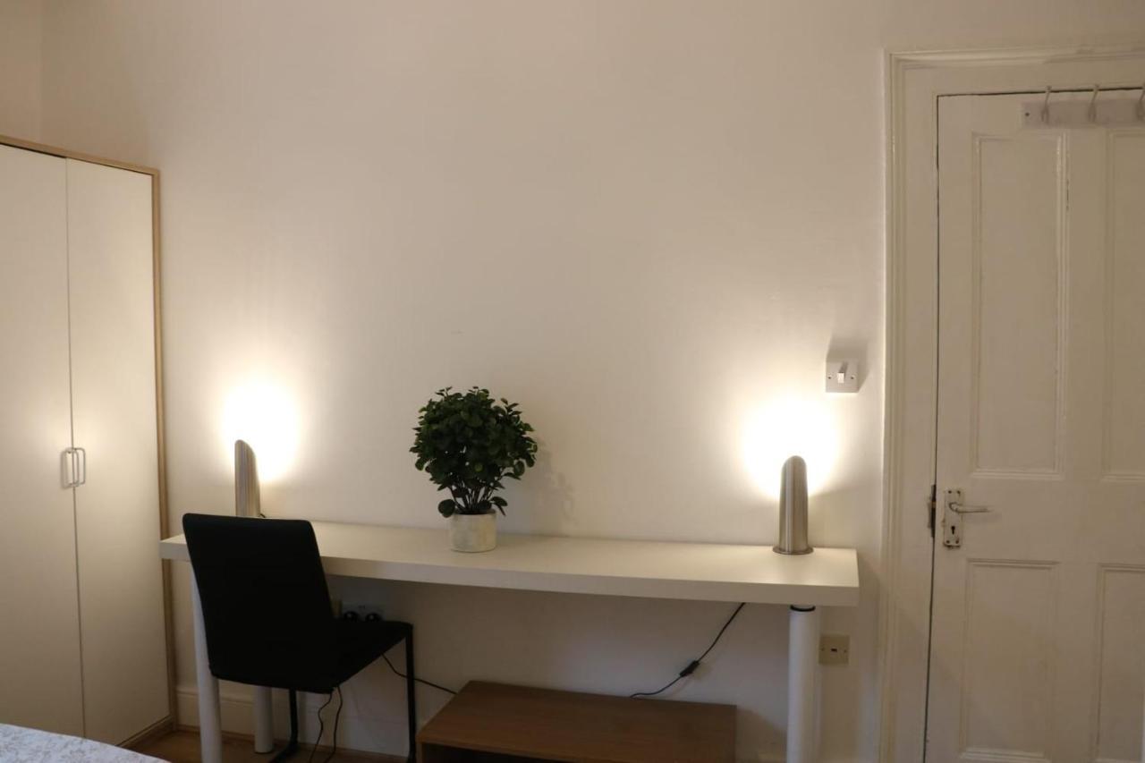 Victoria style flat near Victoria station Apartment Londra Exterior foto