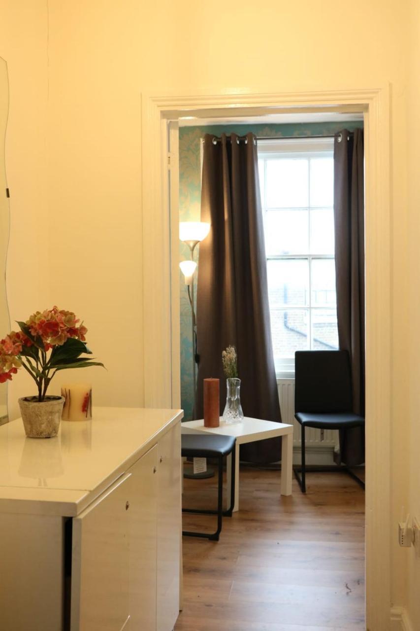Victoria style flat near Victoria station Apartment Londra Exterior foto